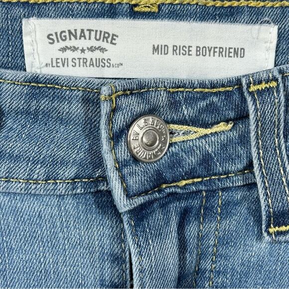 Levi’s Signature Mid Rise Boyfriend Jean Size 4 Casual Distressed Stretch - Picture 4 of 6